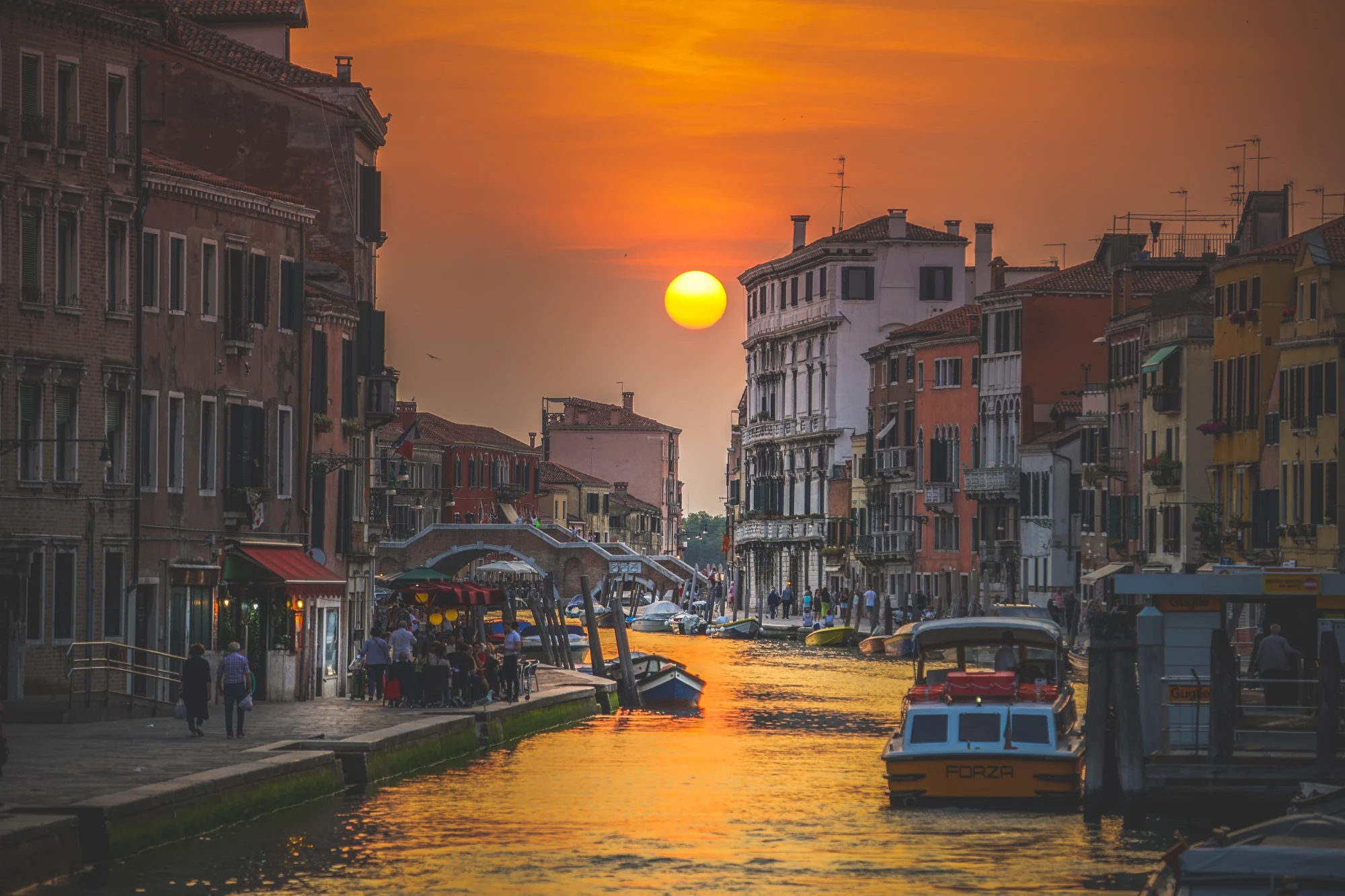 Il sole al tramonto sui canali di Venezia